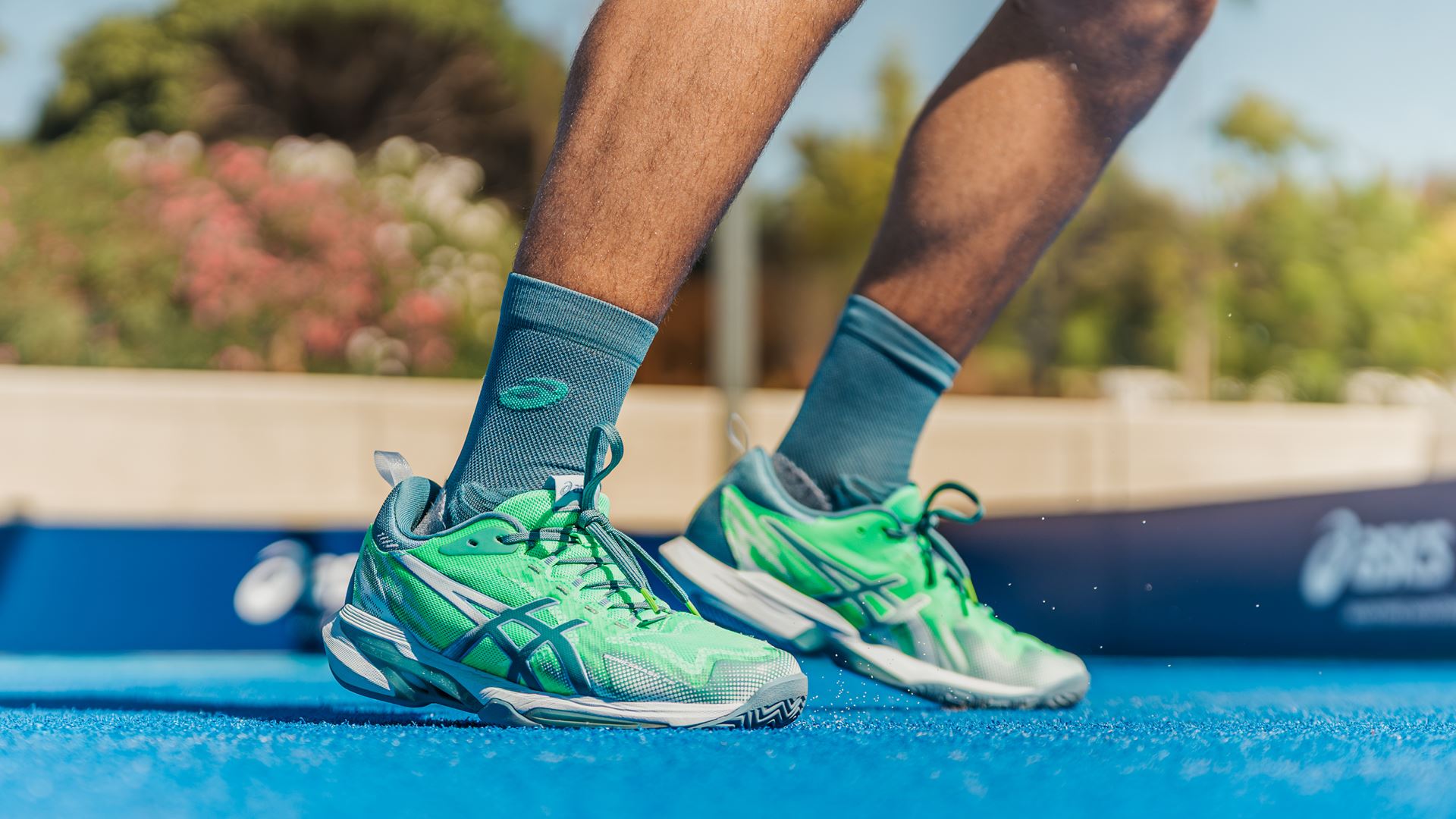ASICS padelio batai ant padelio aikštelės dangos